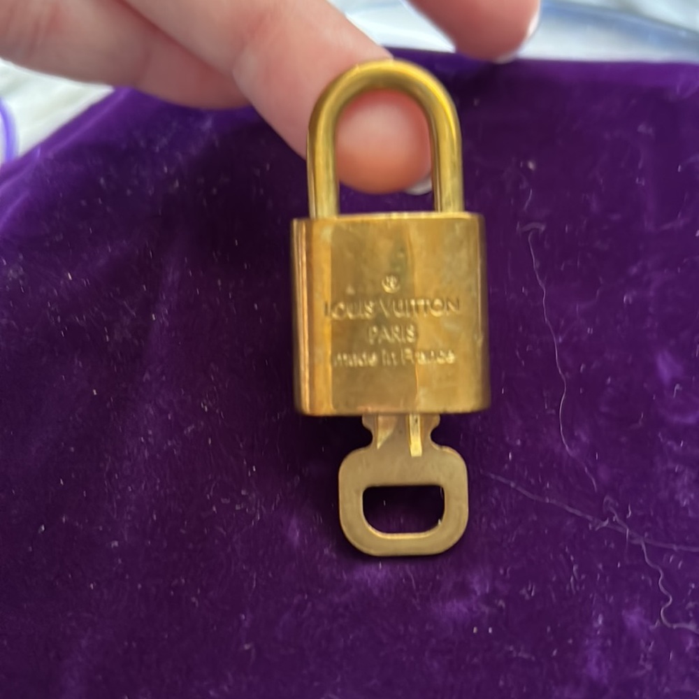 #️⃣3️⃣3️⃣4️⃣ Authentic LV Lock & Key - Picture 4 of 9